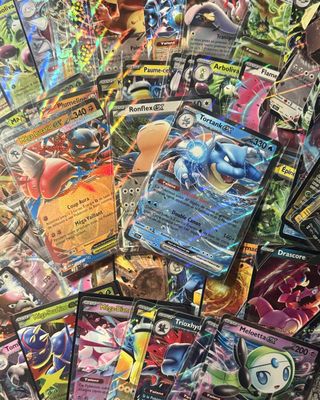 une pile de cartes pokemon posée sur une table