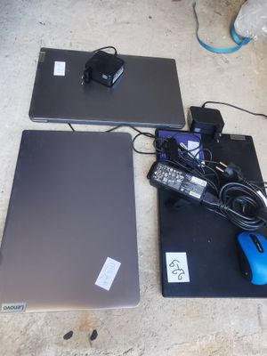 deux ordinateurs portables et une souris posés par terre