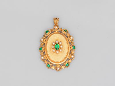 une boucle en or rehaussée d'émeraudes et de diamants