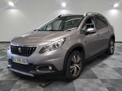 la voiture argentée est garée dans la pièce au sol en damier