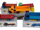 quatre camions miniatures empilés les uns sur les autres