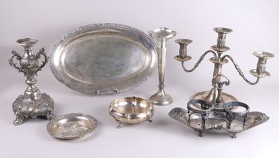 beaucoup d'objets en argent posés sur la table