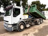 un camion blanc avec une benne verte à l'arrière