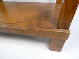 une étagère en bois avec un plateau en bois sur fond blanc