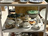 de nombreuses assiettes et bols posés sur une étagère dans un magasin