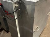 a machine that is sitting on the floor in a room