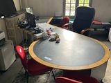 des tables et des chaises dans une pièce dotée d'une grande fenêtre et d'une télévision