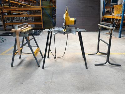 deux tables placées au milieu d'une pièce