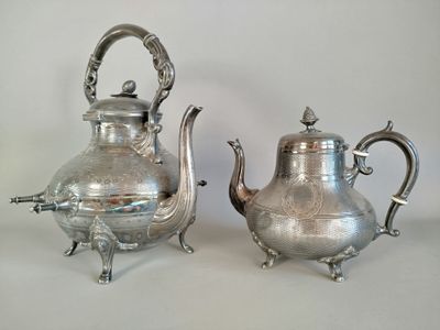 Réunion de deux verseuses couvertes de service en métal arge…