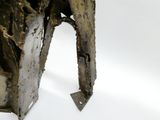 une sculpture représentant un homme à moto, réalisée en métal