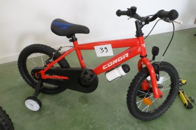 un vélo rouge portant un numéro, dans une pièce