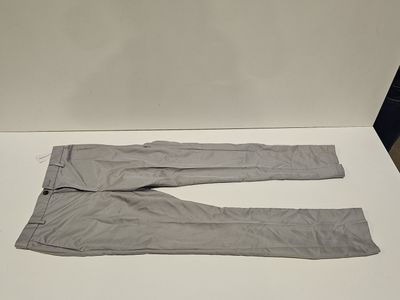 un pantalon gris posé sur une table blanche