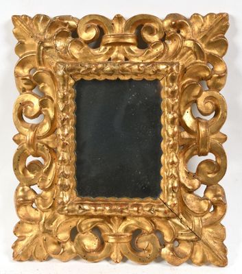 une image d'un miroir encadré d'or sur un fond blanc