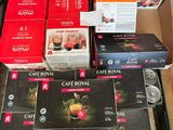 plusieurs boîtes de café posées par terre, près des pieds d'une personne