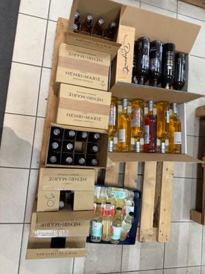 de nombreuses bouteilles de vin et des bouteilles de vin sur les étagères