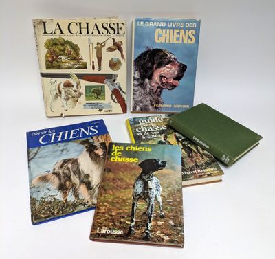 quatre livres posés sur une table blanche, avec un chien et un livre