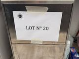 un panneau « lot n 20 » sur la face avant d'un lave-vaisselle