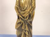 statue en bronze représentant une femme tenant un panier posé sur une table bleue