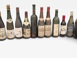 de nombreuses bouteilles de vin alignées en rang