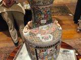 un vase posé sur une table dans une pièce