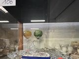 une vitrine contenant de nombreux objets en verre