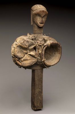 gros plan d'un objet en bois avec un visage dessus