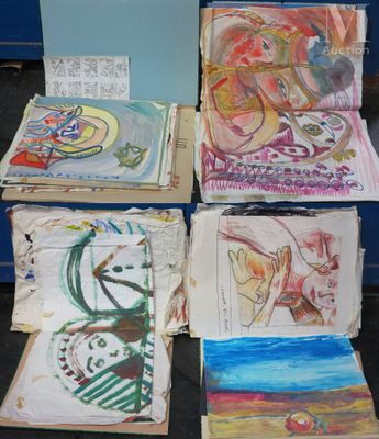 Plusieurs œuvres d'art sont posées sur une table devant une boîte bleue