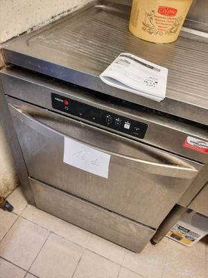 image d'un lave-vaisselle en acier inoxydable dans une cuisine
