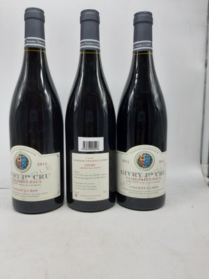 trois bouteilles de vin rouge sont alignées sur une table