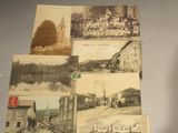 de nombreuses photos de bâtiments anciens exposées dans une vitrine