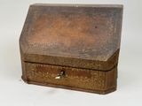 une vieille boîte en bois posée sur une surface blanche
