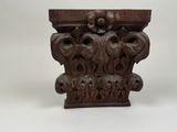 une corbeille ancienne en bois, ornée de motifs sculptés représentant des fleurs et des feuilles