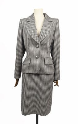 un gros plan sur un costume porté par un mannequin, un mannequin, un mannequin, un mannequin, un mannequin, un mannequin, un mannequin, un mannequin