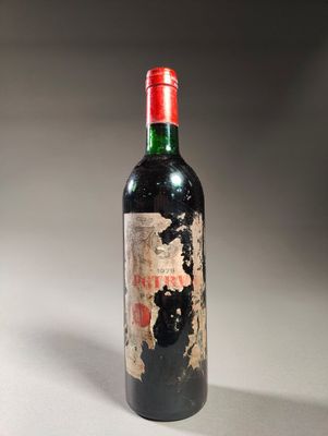 une bouteille de vin posée sur une table