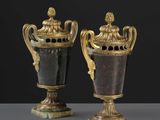 paire d’urnes en bronze et en bronze patiné reposant sur des socles en marbre
