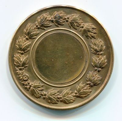 une assiette en or ornée d'une couronne de feuilles et de baies