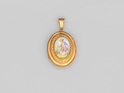 un porte-clés en or orné d'une image représentant une femme en robe