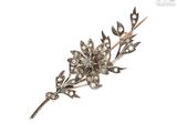 Une image représentant une broche en forme de fleur en diamant est représentée sur un fond blanc.