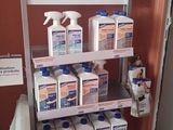 un présentoir de produits d'entretien sur une étagère dans un magasin