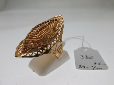 une photo d'une bague plaquée or à laquelle est attachée une étiquette