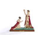 figurine représentant un homme et une femme se tenant la main, posée sur une table
