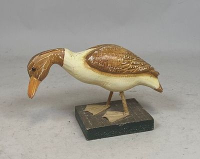 un petit oiseau perché sur un bloc de bois