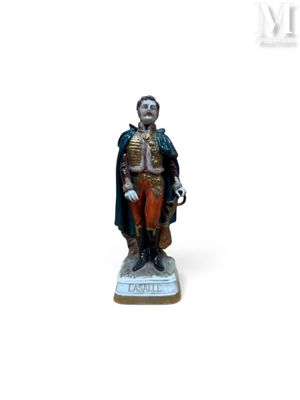 statue d'un homme vêtu d'un manteau et d'un chapeau, posée sur une surface blanche