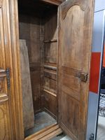 VENTE VOL : Armoire à deux portes, en chêne massif, dotée de… (photo 4)