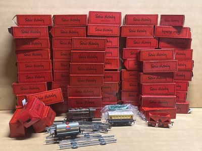 beaucoup de boîtes rouges posées sur une table