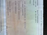 un ticket violet et blanc posé sur une feuille de papier