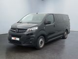 La camionnette noire est garée dans une pièce au sol noir.