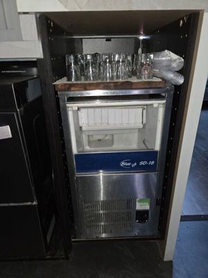 une photo d'un petit réfrigérateur sur lequel sont posés de nombreux verres