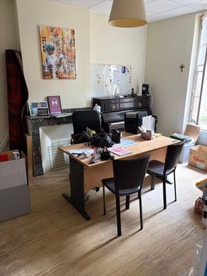 une photo d'un salon avec un piano et un bureau