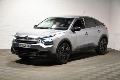 la voiture argentée est garée dans le garage sur le sol en damier